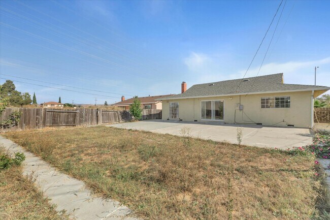 Building Photo - 43585 Montrose Ave