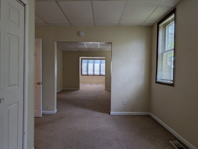 Building Photo - 2 Bedroom Lower Duplex In Green Bay