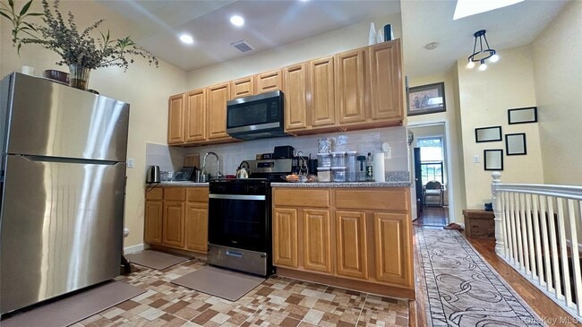 Building Photo - 844 Hancock St