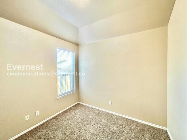 Building Photo - 3 Bed, 2 Bath Home with Fenced Yard & Garage / Pet-Friendly / Available Now!