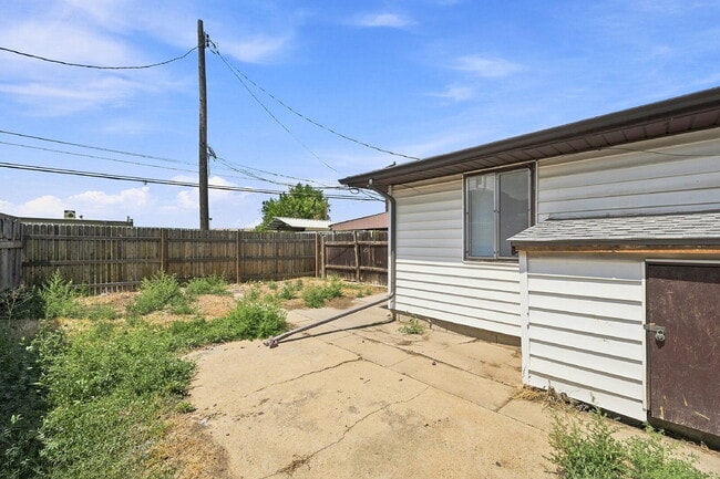 Building Photo - $1,495.95 - 2 Bed, 1 Bath Newly Renovated Duplex Unit!