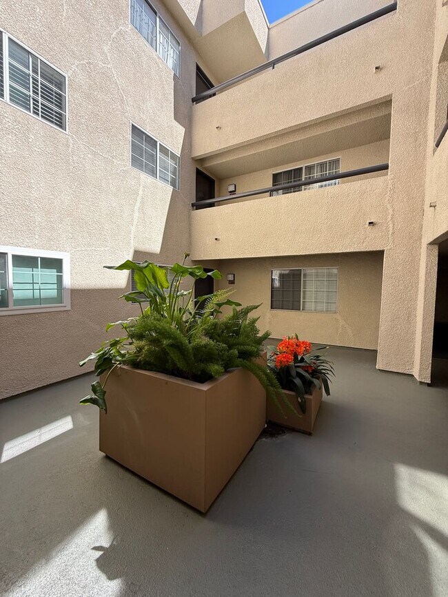 Building Photo - Modern 1BD/1BA Condo at The Met Warner Center! Ready for Move-In!