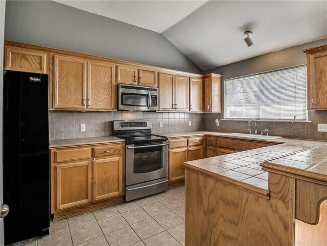 Building Photo - 8000 Woodhue Dr