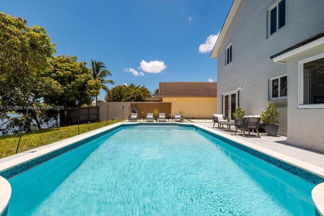 Building Photo - 9650 SW 9th Ct