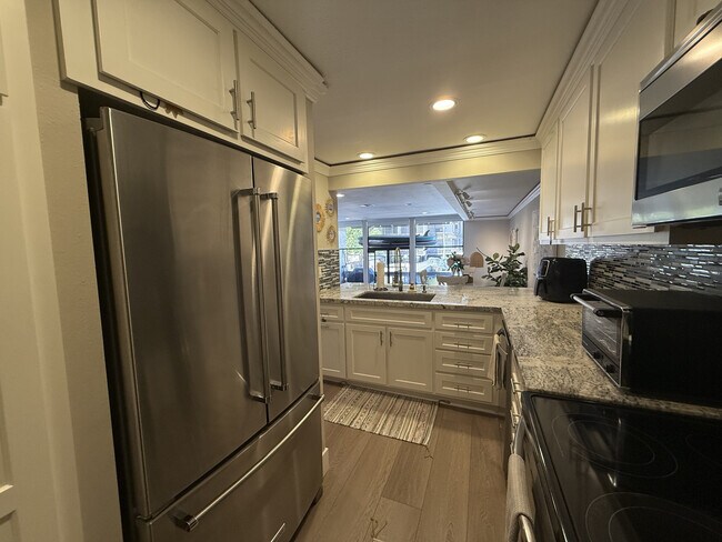 Building Photo - 9125 Marina Pacifica Dr