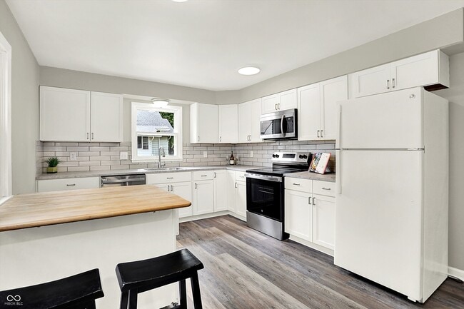 Building Photo - 303 E 4th St