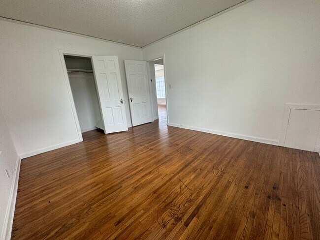 Building Photo - 2 bedroom 1 bathroom home Ready for move-i...