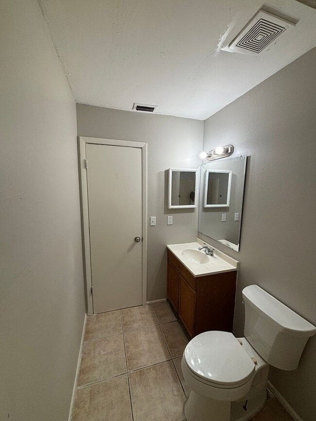 Building Photo - 929 33rd Ave W