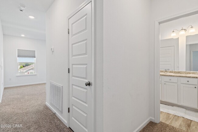 Building Photo - 56 Silverthorn St