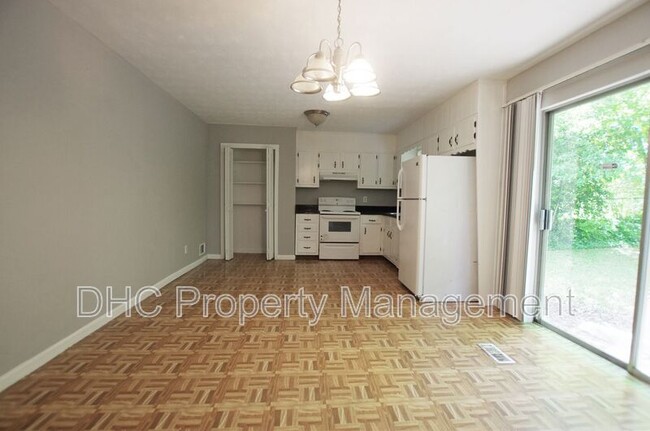 Building Photo - 210 Creekwood Ln
