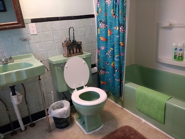 Full bathroom - 61 Cookman Ave