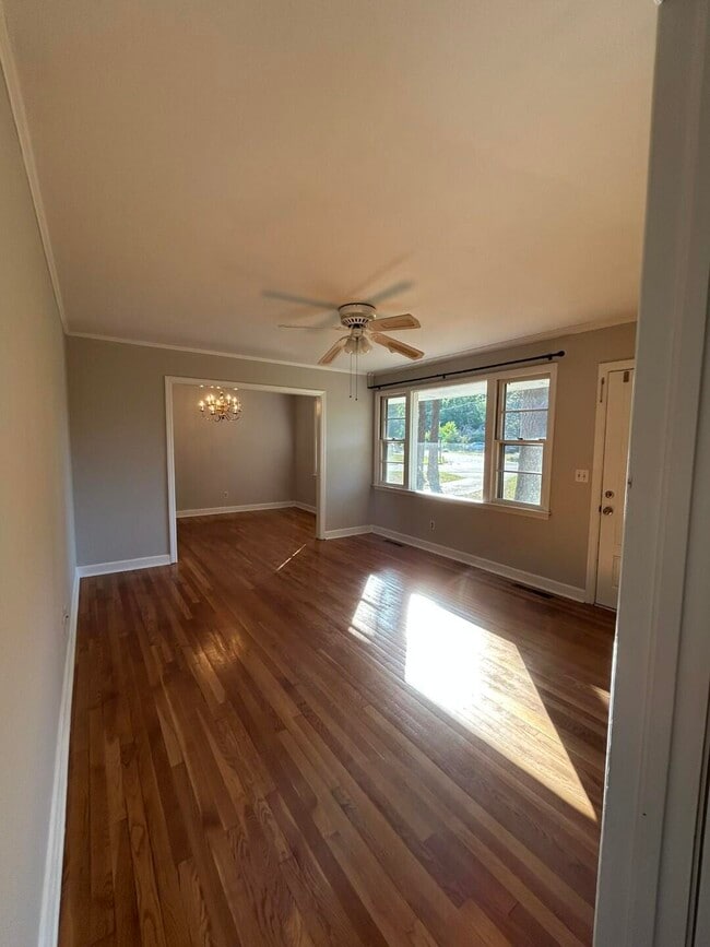 Building Photo - 523 Colonial Dr