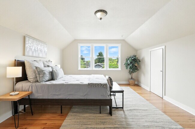 Building Photo - 423 NE 55th Ave