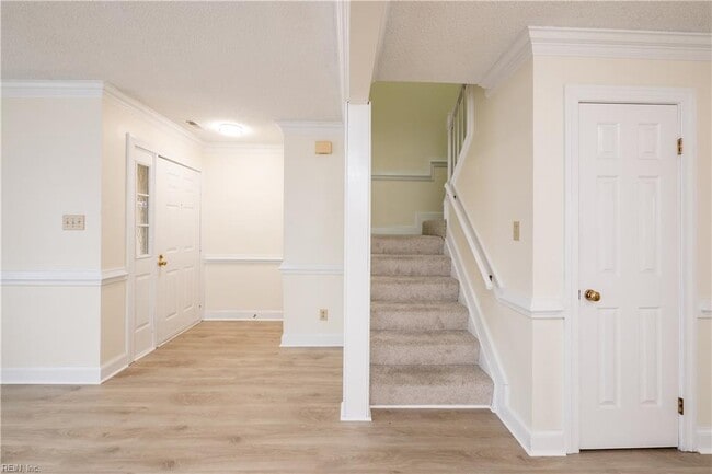 Building Photo - 670 Lord Dunmore Dr