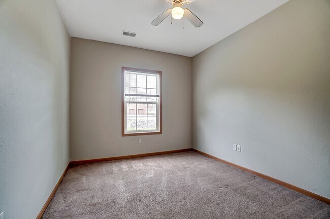 Building Photo - 1115 N Byrne Rd