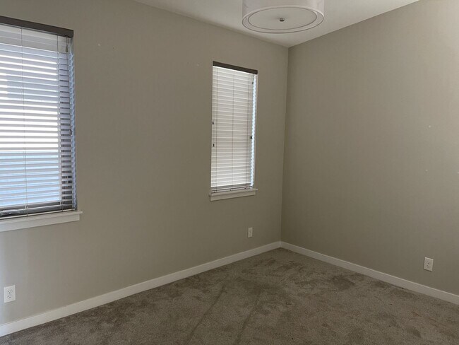 Building Photo - 5462 SE 57th Ave