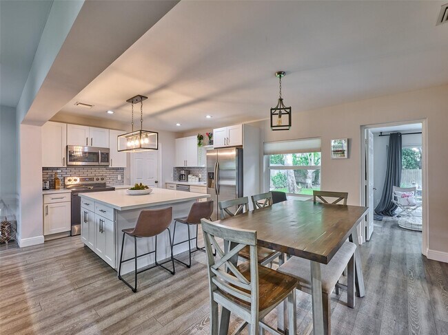 Building Photo - 801 NE 15th St