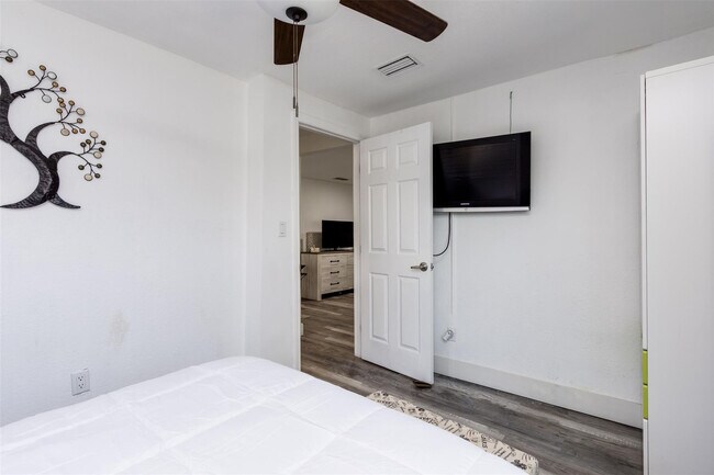 Building Photo - 508 NW 8th Ave