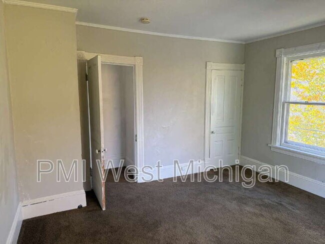 Building Photo - 448 Thomas St SE