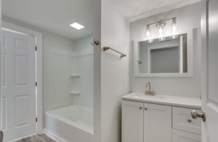 Full Bath - 525 Cedar St