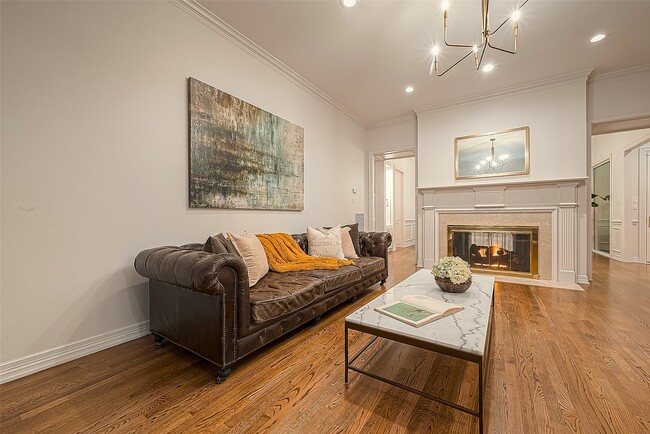 Building Photo - 983 S Post Oak Ln