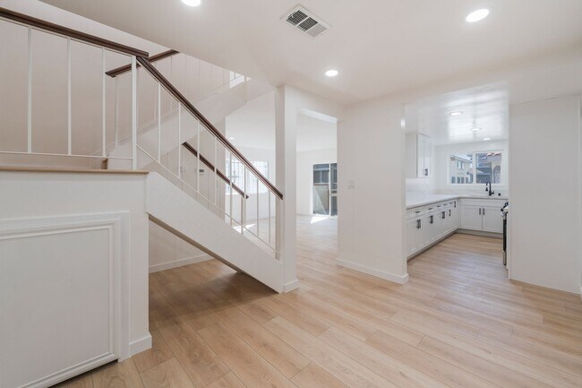 Building Photo - 1239 W Rosecrans Ave