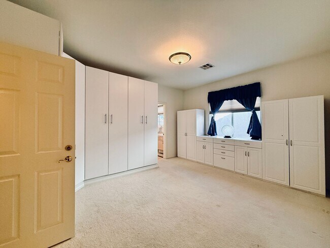 Building Photo - Partially furnished-Lovely 5 bedroom, 3 bath home in Legacy Master Series Community! $500 off fir...