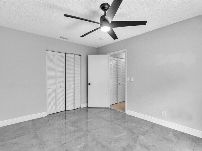Building Photo - 10434 NW 6th Ct