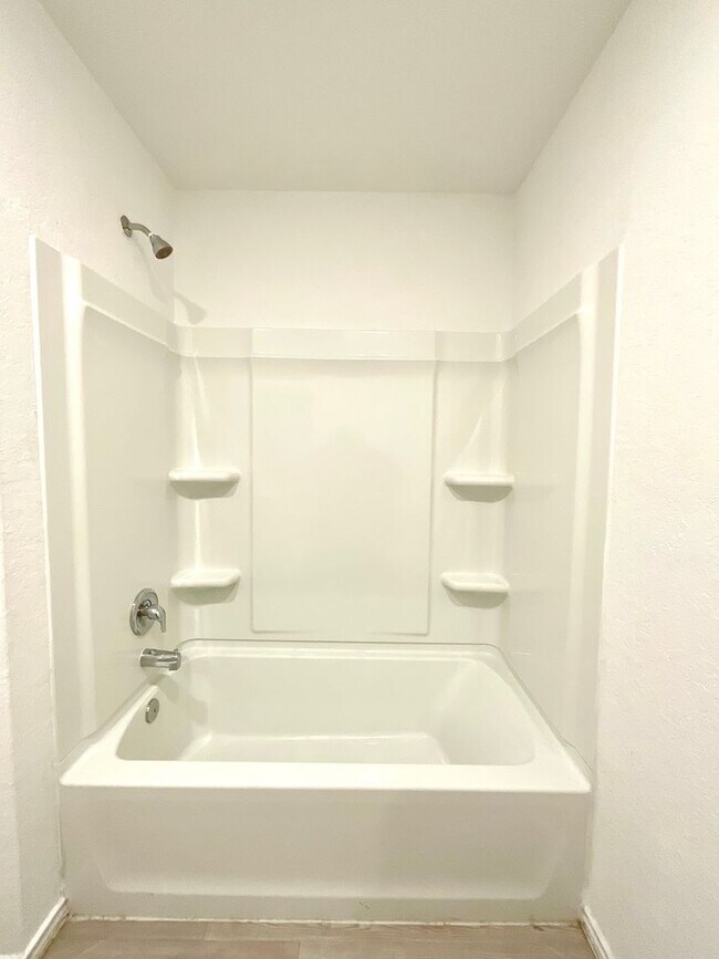 Building Photo - **APPLICATION RECEIVED** **MOVE IN SPECIAL** Beautiful 4BR/2BA Home with Fenced Yard & Garage!