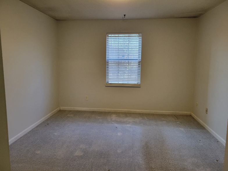 Building Photo - 6516 Six Mile Ln