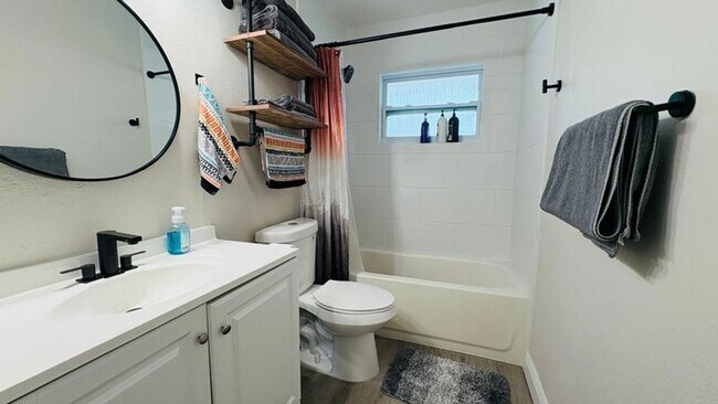 Building Photo - Spacious 4-bedroom 2-bathroom pool home