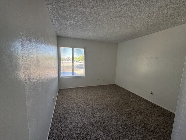 Building Photo - 6078 W Golden Ln