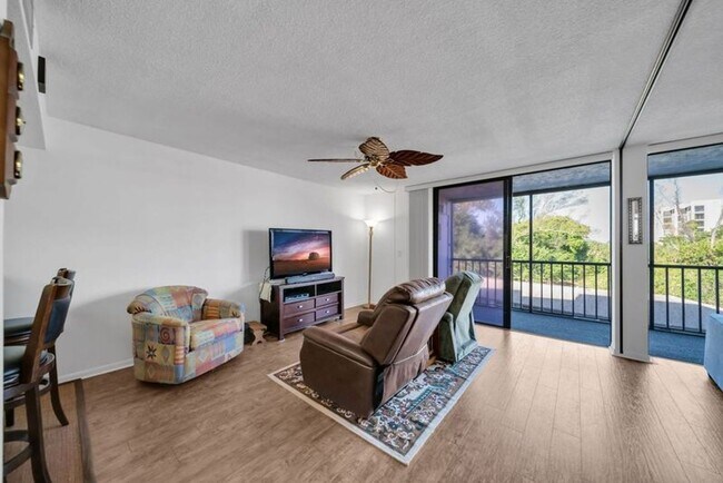 Building Photo - Riverfront Condo Location 1,100+ square fe...