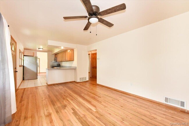 Building Photo - 257 Maple St