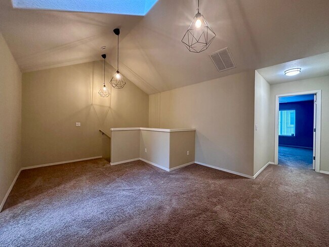 Building Photo - 1/2 off first months rent!! | Modern Comfort Meets Convenience in Beaverton Townhouse 2 Bed 2.5 B...