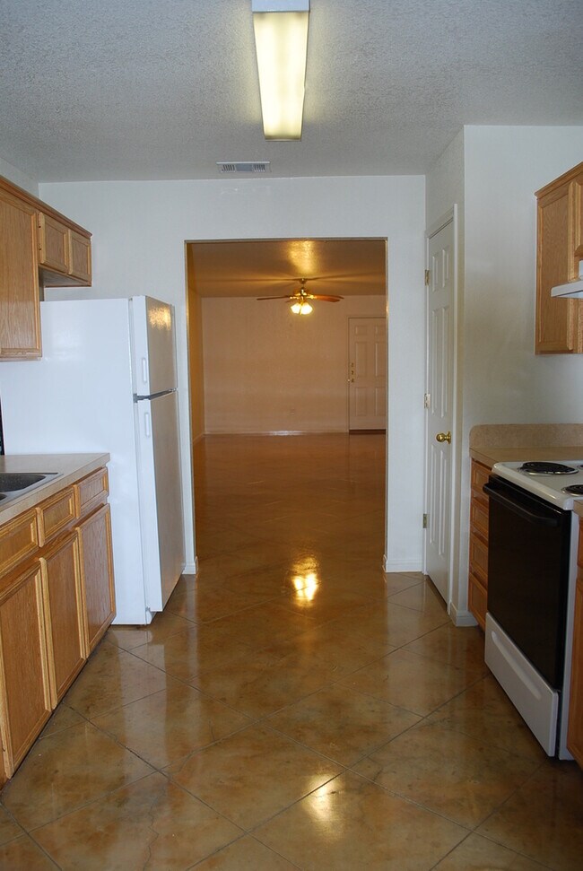 Building Photo - 915 Maplewood Dr