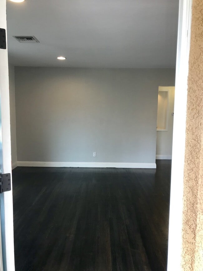Building Photo - Lovley 3 bedroom 1 bath House, Fantastic views! Front and backyard