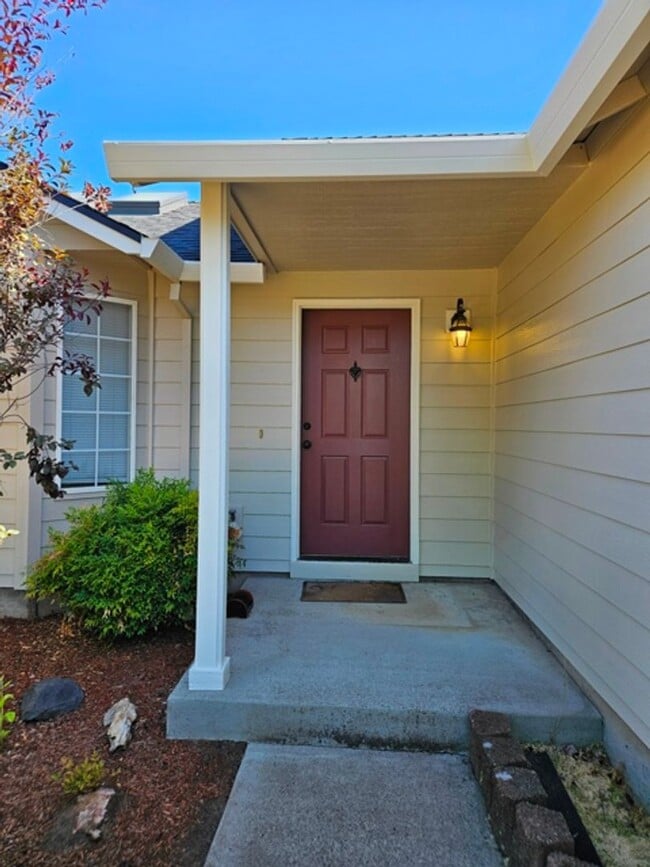 Building Photo - 3Bd/2Ba Single Story Home-Available to View!