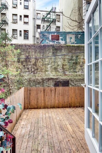 Building Photo - 250 Mott St