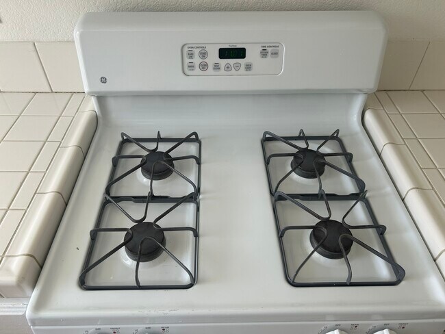 Stove - 45408 17th St E