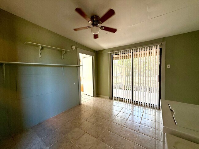 Building Photo - Artist's Reteat in Cherrywood!