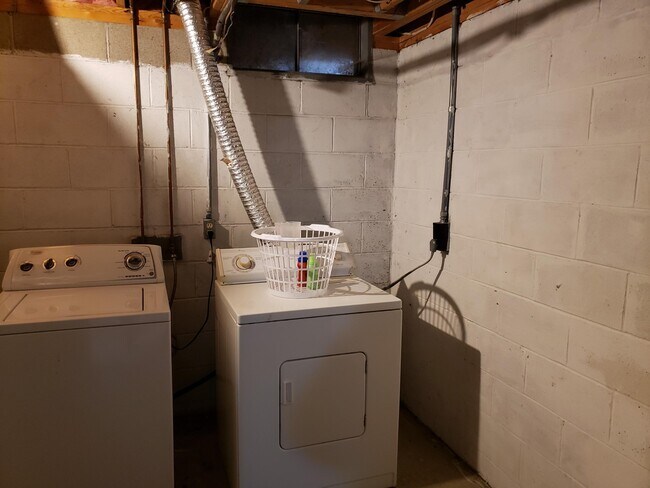 Building Photo - 7900 Barkwood Dr