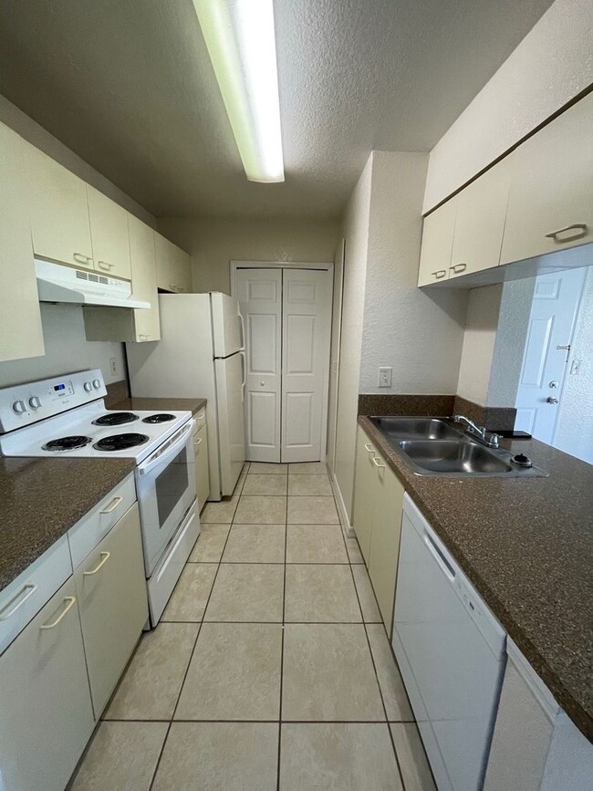 Building Photo - 2550 N Alafaya Trail