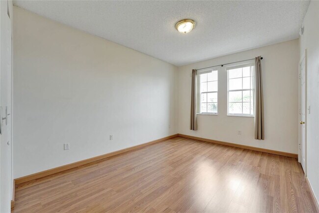 Building Photo - 533 NE 3rd Ave