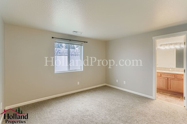 Building Photo - Charming Two-Level Home in Great Hillsboro Location!