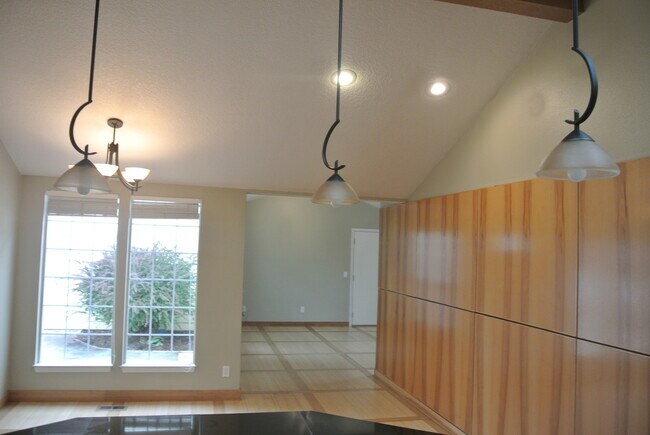 Building Photo - 2915 NE 53rd St