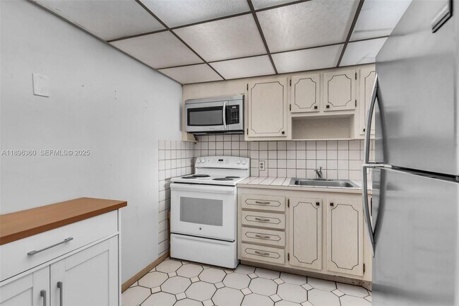 Building Photo - 13155 Ixora Ct