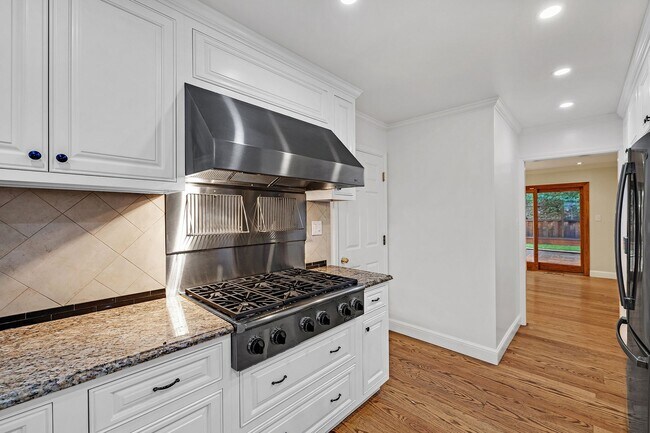 Building Photo - Stunning San Carlos 5 bedroom 4 bathroom H...