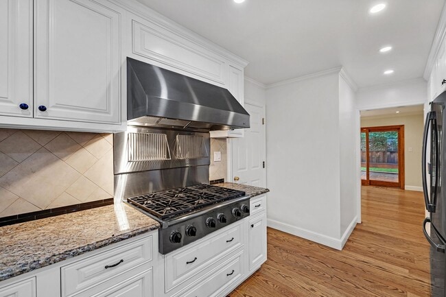 Building Photo - Stunning San Carlos 5 bedroom 4 bathroom House Available now