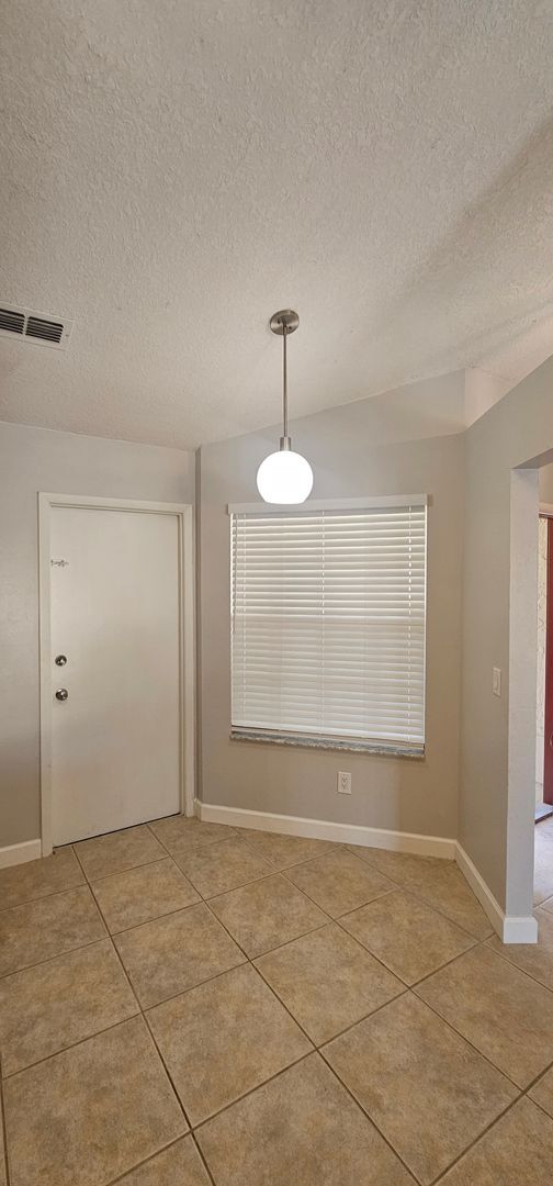 Building Photo - FABULOUS! LIKE NEW!  3 BEDROOM / 2 BATH / 1 CAR GARAGE HOUSE (SOUTHEAST ORLANDO)